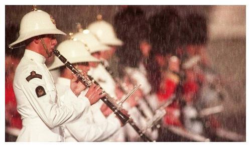 末代港督在任最后一天:降旗告别仪式天降大雨,手捧国旗悲愤落泪