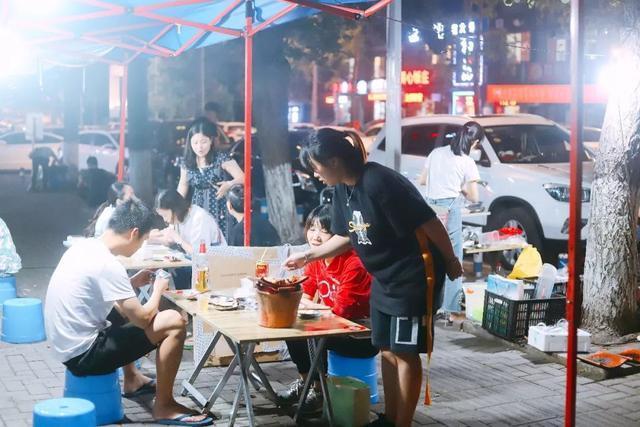 这家路边摊烧烤,竟然把家里盖房子瓦片全拿来烤肉了!!
