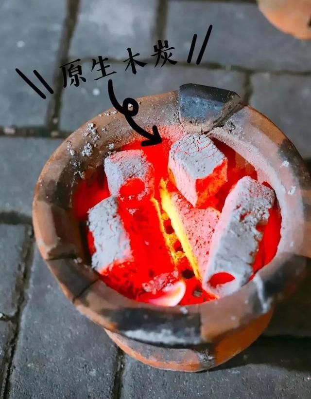 这家路边摊烧烤,竟然把家里盖房子瓦片全拿来烤肉了!!