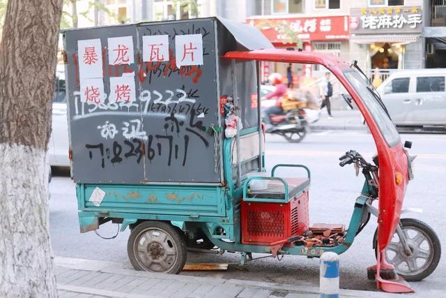 这家路边摊烧烤,竟然把家里盖房子瓦片全拿来烤肉了!!