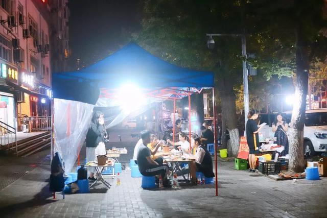 这家路边摊烧烤,竟然把家里盖房子瓦片全拿来烤肉了!!