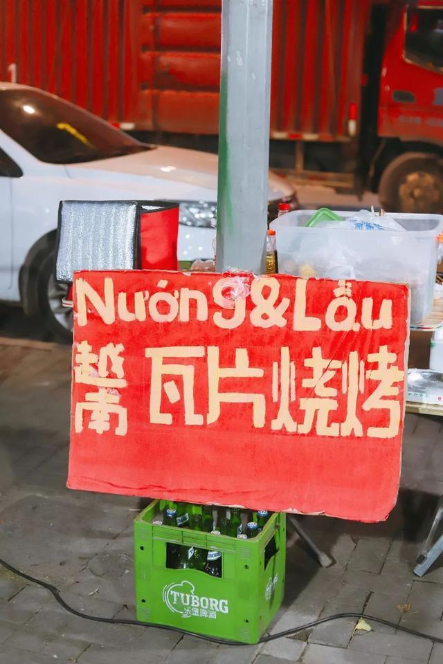 这家路边摊烧烤,竟然把家里盖房子瓦片全拿来烤肉了!!