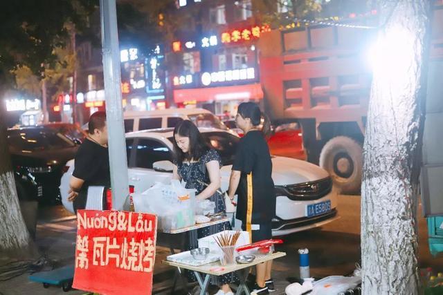 这家路边摊烧烤,竟然把家里盖房子瓦片全拿来烤肉了!!