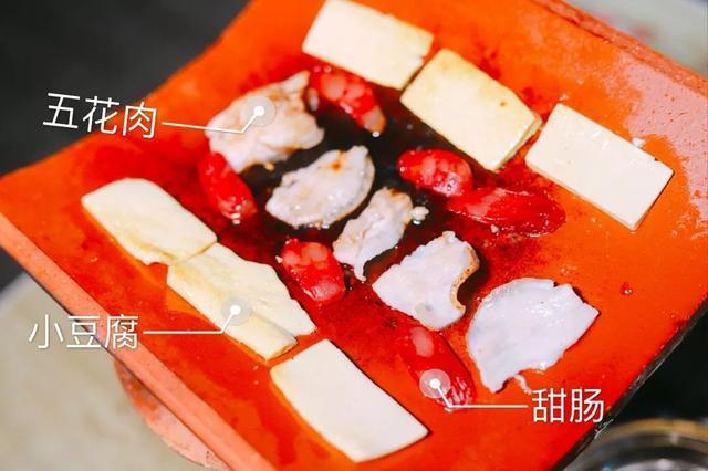 这家路边摊烧烤,竟然把家里盖房子瓦片全拿来烤肉了!!