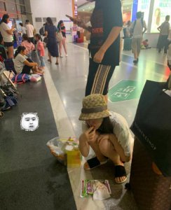 ​UU妹卢本伟现身火车站，一身名牌成人群焦点，坐火车都这么精致