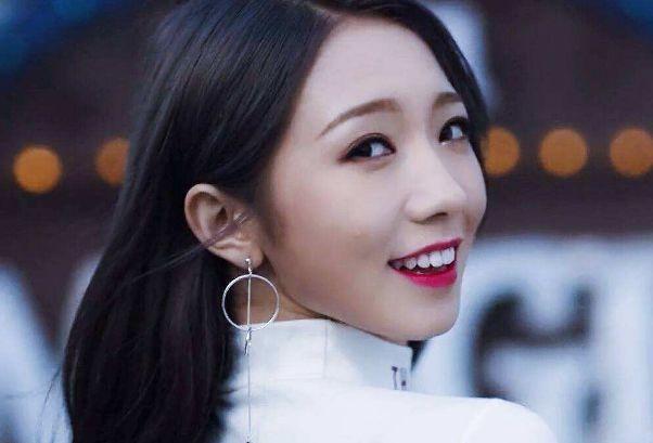 程潇吴宣仪孟美岐回归宇宙少女，看到3个人的站位，咖位一目了然