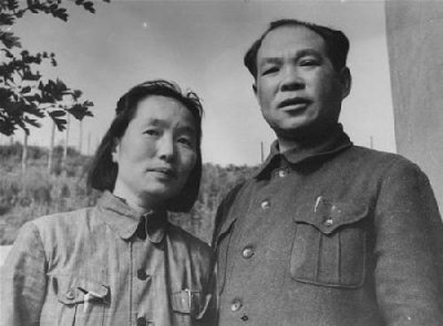 ​她曾热烈追求他，又指引他走上革命道路，他俩结婚时朱德主婚