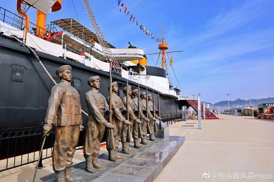 ​登上停在威海湾畔的原貌复制再现的北洋水师旗舰“定远号”