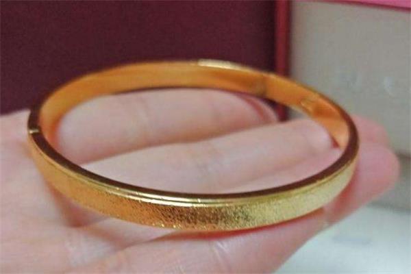 黄金手镯可以和玉手镯一起戴吗 当心出现磨损