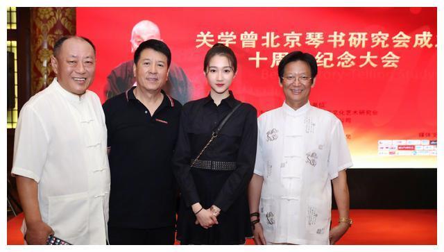 杨紫剧组近照流出，紧身衣也包不住肉，网友说：国民闺女长大了