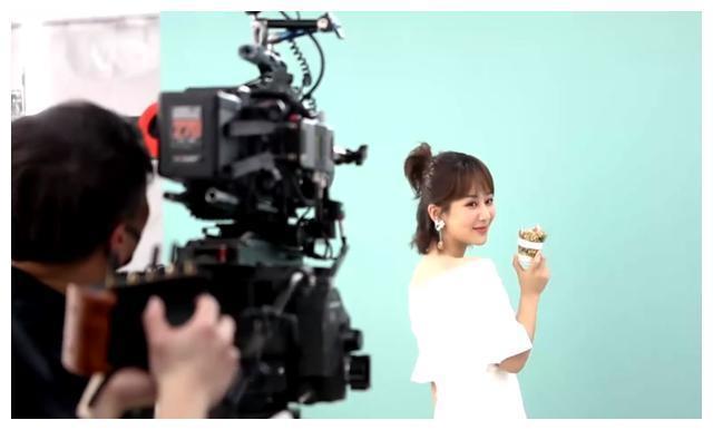 杨紫剧组近照流出，紧身衣也包不住肉，网友说：国民闺女长大了