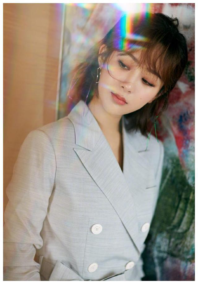 杨紫剧组近照流出，紧身衣也包不住肉，网友说：国民闺女长大了