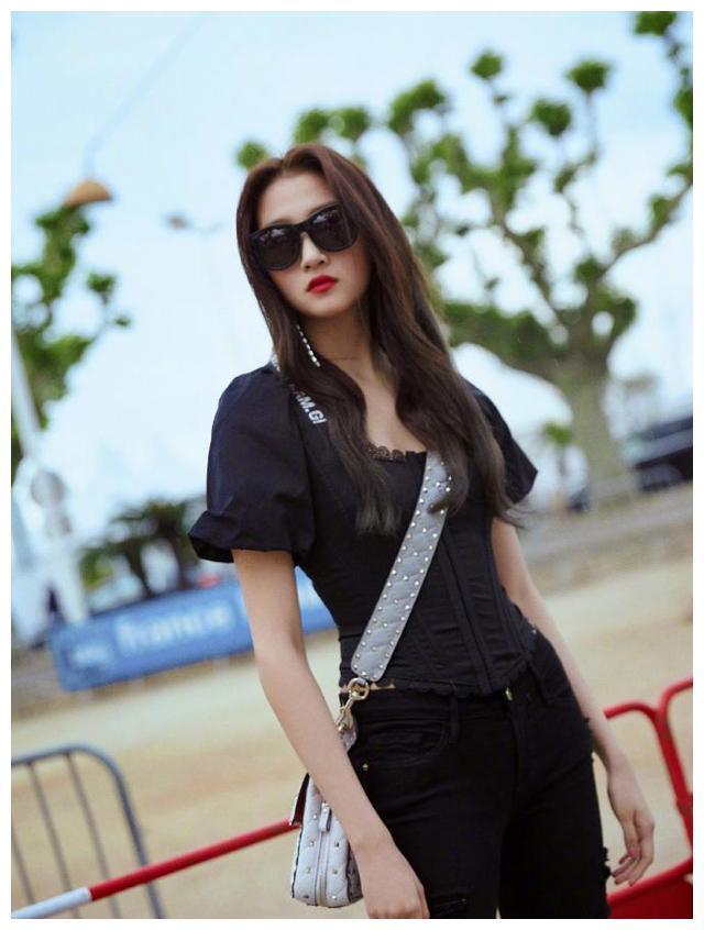 杨紫剧组近照流出，紧身衣也包不住肉，网友说：国民闺女长大了