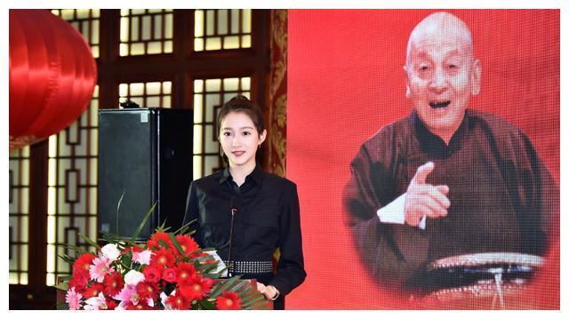 杨紫剧组近照流出，紧身衣也包不住肉，网友说：国民闺女长大了