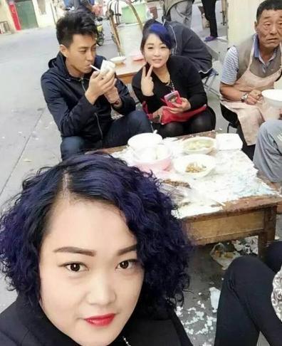 赵又廷陪高圆圆回老家探亲，两人亲密同行十分甜蜜！