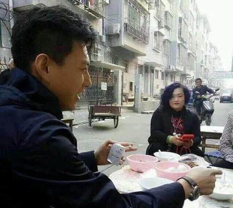 赵又廷陪高圆圆回老家探亲，两人亲密同行十分甜蜜！