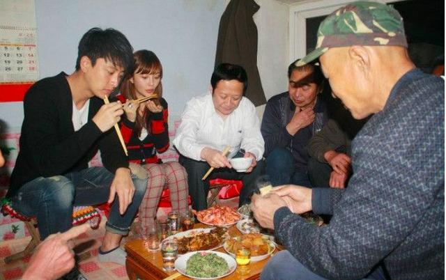 赵又廷陪高圆圆回老家探亲，两人亲密同行十分甜蜜！