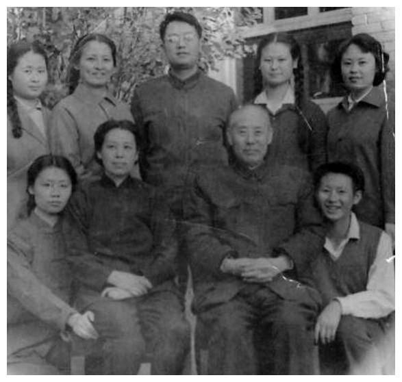她守寡28年，生下6个儿女，如今风韵犹存