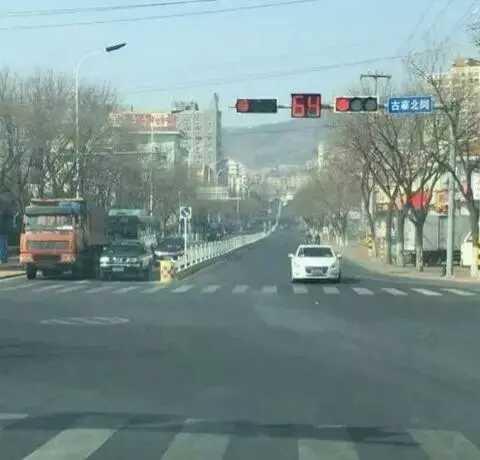 妹子，你的衣服挺个性呀，不细看还以为掉色了呢，出门不尴尬嘛