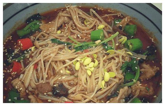 在中国餐馆吃饭，菜里吃出这东西，美女吃惊：中国这也能给人吃？