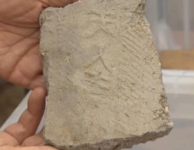 ​韩国出土1000多年前瓦片：上面用汉字刻着“夫人” 笔画清晰可见