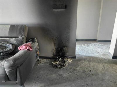 ​扫地机器人竟成纵火者：客厅充电时发生自燃
