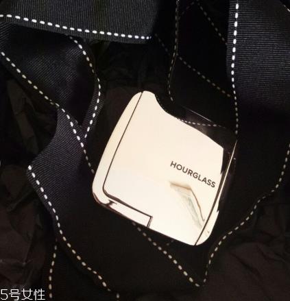 hourglass高光粉饼多少钱 hourglass高光粉饼使用技巧