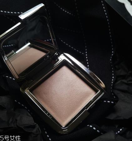 hourglass高光粉饼多少钱 hourglass高光粉饼使用技巧