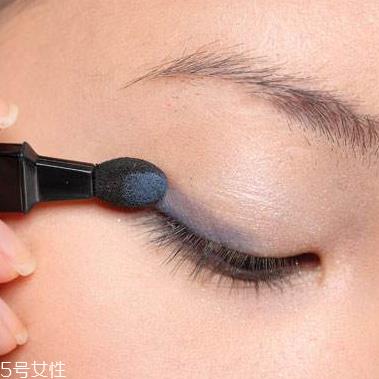 黑色眼影可以画眼线吗 黑色眼影画眼线会刺激眼睛吗