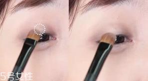 眼皮肿适合什么眼影？选用哑光色避开珠光色
