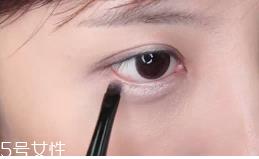 眼皮肿适合什么眼影？选用哑光色避开珠光色