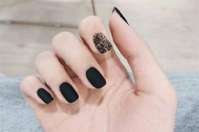 ​磨砂美甲和亮片美甲哪个贵 磨砂美甲好看还是亮片美甲好看