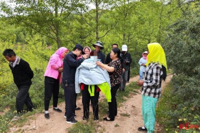 ​两岁男童走失次日在离家9公里山上找到：警民数百人参与搜寻，排除被拐带可能