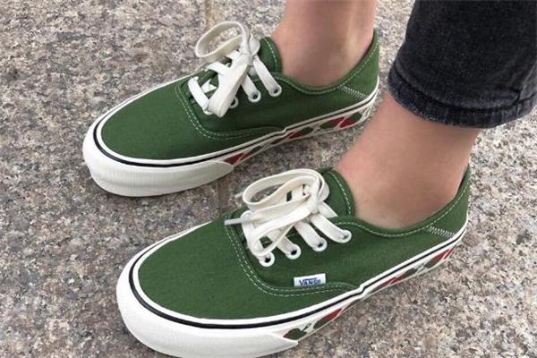 vans小草莓真假对比 vans草莓鞋真假鉴定