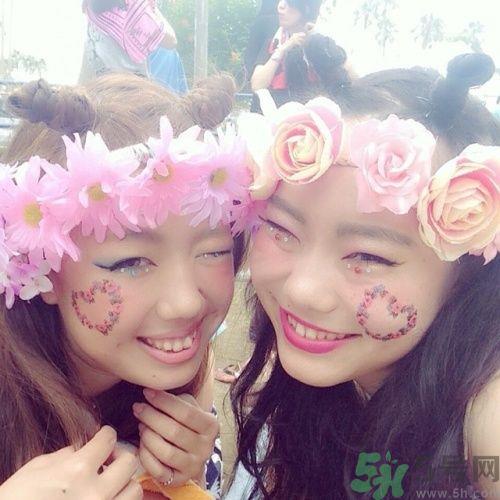 春天怎么自拍呢?春天的活动带上花冠来自拍吧