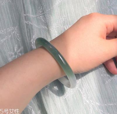 手镯可以让别人摸吗？手镯被别人摸了有影响吗？