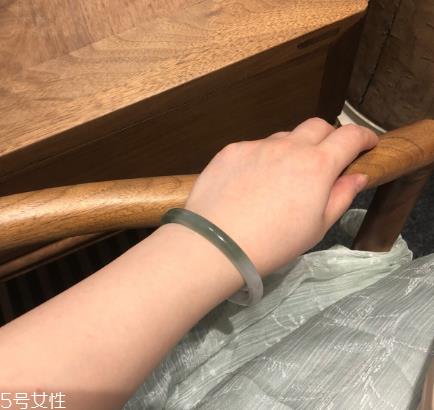 手镯可以让别人摸吗？手镯被别人摸了有影响吗？
