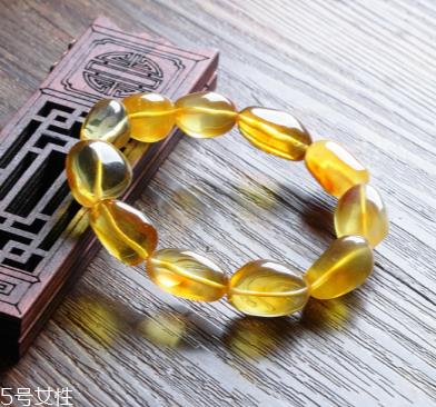 琥珀手链戴在哪个手上 别戴错了