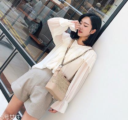 女生夏天背什么包？女生夏季包包搭配图片