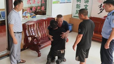 ​家中座机号码保留18年！盗窃嫌疑人在派出所内见到失散多年的父亲跪地不起