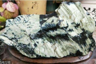 ​什么是蛇纹石玉呢 蛇纹石玉有什么作用呢