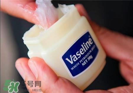凡士林擦脸会变黑吗?凡士林擦脸好吗?