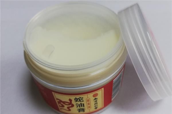 蛇油膏对手脚干裂效果好吗 蛇油膏对皮肤有副作用吗 