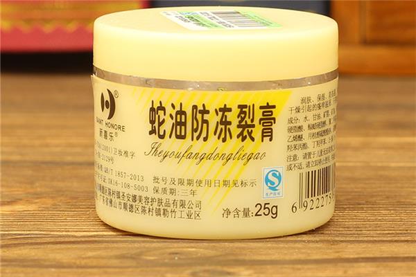 蛇油膏对手脚干裂效果好吗 蛇油膏对皮肤有副作用吗 