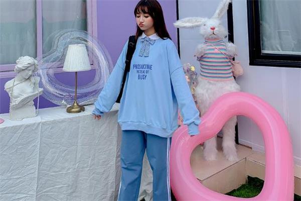 蓝色卫衣配什么裤子好看 蓝色卫衣搭配裤子图片
