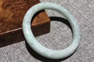 ​圆条手镯要买大一点的吗 圆条手镯怎么选圈口