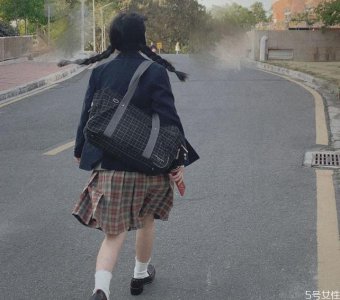 ​冬天jk制服配什么外套 jk制服冬天怎么搭配