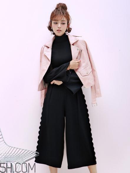 粉色皮衣怎么搭配好看？甜美机车少女风
