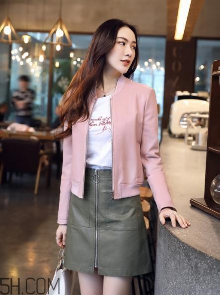 粉色皮衣怎么搭配好看？甜美机车少女风