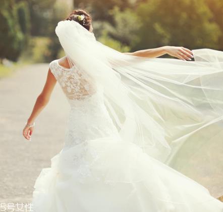 高定婚纱价格一般多少？婚纱高定要多少钱？
